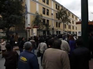 Φωτογραφία για ΣΟΚ στα δικαστήρια της Ευελπίδων: Γυναίκα εισέβαλε με όπλο και πυροβόλησε οκτώ φορές κατά κατηγορουμένων