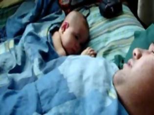 Φωτογραφία για Δείτε πώς αντιδρά ένα μωρό όταν ο μπαμπάς... ροχαλίζει! (Video)