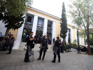 Φωτογραφία για Μέτρα ασφαλείας ζητούν εισαγγελείς και δικαστές μετά τα χτεσινά γεγονότα στην Ευελπίδων.