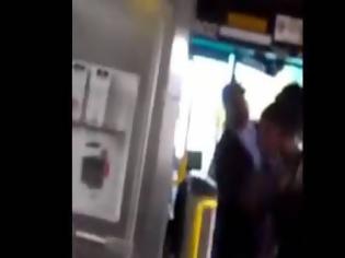 Φωτογραφία για Βίντεο-σοκ: Οδηγός λεωφορείου γρονθοκόπησε γυναίκα και την πέταξε έξω!