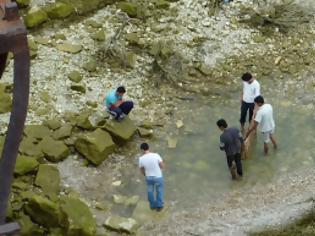 Φωτογραφία για Λαθρομετανάστες ψάρευαν στην κοίτη του ποταμού Αράχθου, σύμφωνα με αναγνώστη
