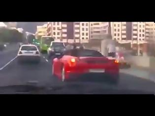 Φωτογραφία για Τι μπορεί να πάθει μια γυναίκα βλέποντας μια Ferrari [video]
