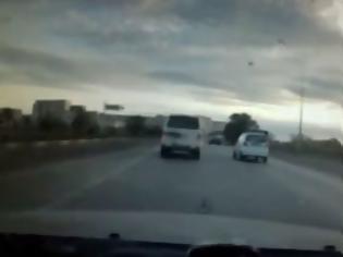 Φωτογραφία για Ο Χάρος βγήκε παγανιά: Οδηγός προκαλεί διαδοχικά ατυχήματα [Video]
