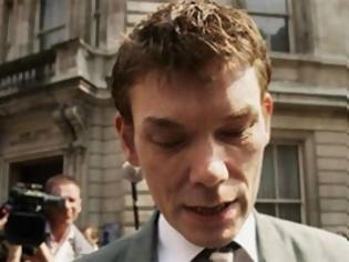 Φωτογραφία για Δε θα εκδοθεί ο Βρετανός χάκερ Γκάρι Μακίνον