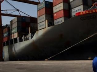 Φωτογραφία για New York Times: Πουλήστε και το υπόλοιπο λιμάνι του Πειραιά στην Cosco!