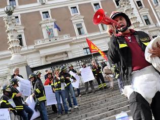 Φωτογραφία για Ιταλία: Πυροσβέστες διαδηλώνουν φορώντας πάνες ακράτειας
