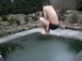Φωτογραφία για Γερμανός έκανε βουτιά σε παγωμένη πισίνα και... τσακίστηκε! [Video]