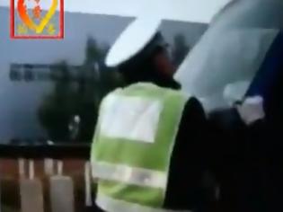 Φωτογραφία για Αστυνομικός κρεμάστηκε σε φορτηγό γιατί δεν σταμάτησε για έλεγχο! [Video]
