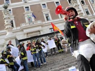 Φωτογραφία για Στους δρόμους...με πάνες ακράτειας οι Ιταλοί πυροσβέστες