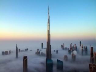 Φωτογραφία για ΦΩΤΟ – Ντουμπάι: Ουρανοξύστες στην… ομίχλη