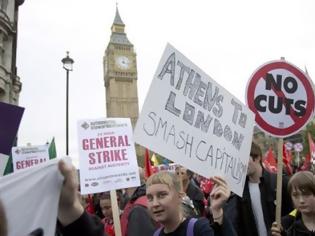 Φωτογραφία για Χιλιάδες διαδηλώνουν στο Λονδίνο κατά της λιτότητας - «Από την Αθήνα στη Λονδίνο, τσακίστε τον καπιταλισμό»