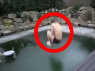 Φωτογραφία για ΑΠΙΣΤΕΥΤΟ! Δείτε προσεκτικά τι θα συμβεί όταν ο νεαρός άντρας πέσει στην πισίνα!
