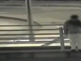 Φωτογραφία για Βίντεο που κόβει την ανάσα! Προσπάθησε να αυτοκτονήσει... [Video]