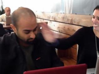 Φωτογραφία για Προσέλαβε γυναίκα να τον χαστουκίζει όταν μπαίνει στο Facebook [Video]