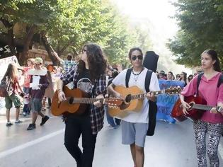 Φωτογραφία για ΣΤΟΥΣ ΔΡΟΜΟΥΣ ΜΑΘΗΤΕΣ ΚΑΙ ΑΤΟΜΑ ΜΕ ΑΝΑΠΗΡΙΑ (VIDEO)