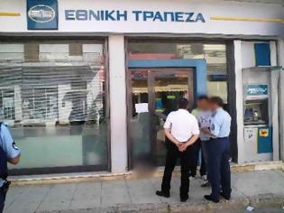 Φωτογραφία για Με καλάσνικοφ, μαντήλια και περούκα, μπούκαραν οι ληστές στην τράπεζα της Αταλάντης