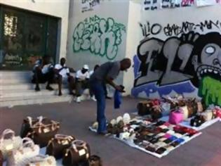Φωτογραφία για Παραεμπόριο: Αλλοδαποί πωλούν παράνομα όλη μέρα στο απόλυτο κέντρο της Πάτρας