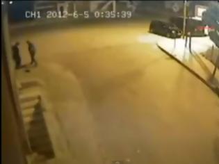 Φωτογραφία για Πρωτοφανές! Μια 16χρονη κοπέλα γεννάει στη μέση του δρόμου στην Κωνσταντινούπολη και εγκαταλείπει το μωρό της αβοήθητο! [video]