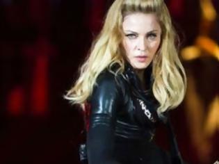 Φωτογραφία για Η τούμπα της Madonna πάνω στη σκηνή!