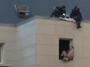 Φωτογραφία για Άντρας στη Ρωσία απειλεί να αυτοκτονήσει πηδώντας από το παράθυρο! [Video]