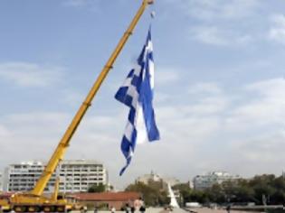 Φωτογραφία για Η μεγαλύτερη Γαλανόλευκη του κόσμου «στολίζει» το λιμάνι της Θεσσαλονίκης!