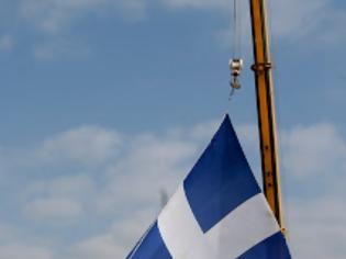 Φωτογραφία για Η μεγαλύτερη σημαία του κόσμου κυματίζει στη Θεσσαλονίκη  Πηγή: Η Γαλανόλευκη που έχει μπει στο Γκίνες ως η μεγαλύτερη σημαία του κόσμου κυματίζει στη Θεσσαλονίκη