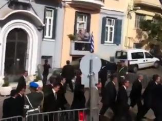 Φωτογραφία για «Θερμή» υποδοχή Σαμαρά στη Θεσσαλονίκη: «Μπράβο πρόεδρε, μας πούλησες όλους» [βίντεο]
