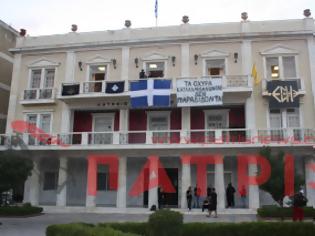 Φωτογραφία για Δήμος Πύργου: Ανήρτησαν ρατσιστικά σύμβολα στην πρόσοψη του δημοτικού μεγάρου