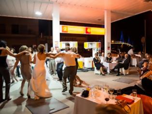 Φωτογραφία για Πάτρα: Γάμος μέσα σε...  βενζινάδικο - Δείτε φωτό