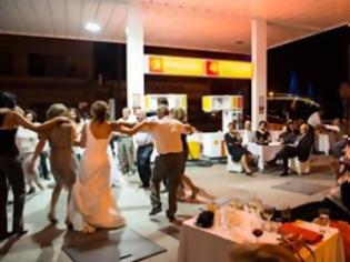 Φωτογραφία για Γάμος σε βενζινάδικο τον καιρό της κρίσης