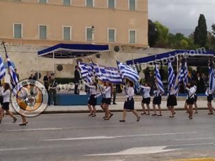 Φωτογραφία για Ξυπόλυτη σημαιοφόρος στο Σύνταγμα