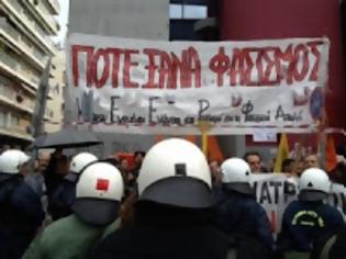 Φωτογραφία για ΒΙΝΤΕΟ: επεισόδια με διαδηλωτές, ΜΑΤ και… τσολιάδες στη Θεσσαλονίκη!