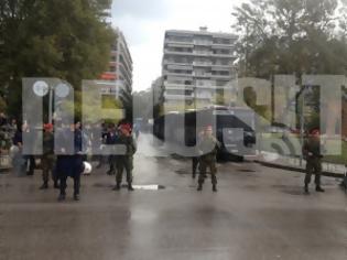 Φωτογραφία για Τι συμβαίνει στη Θεσσαλονίκη; Οι στρατιώτες έχουν παραταχθεί δίπλα από τους αστυνομικούς!