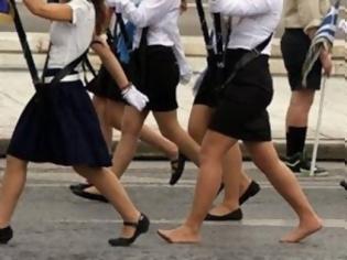 Φωτογραφία για Σημαιοφόρος μαθήτρια έκανε παρέλαση ξυπόλητη - Δείτε φωτό