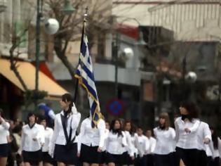 Φωτογραφία για Ηράκλειο: Μαθητές ύψωσαν τη γροθιά τους μπροστά στην εξέδρα των επισήμων