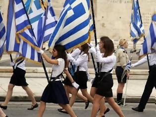 Φωτογραφία για Σημαιοφόρος,παρέλασε ξυπόλητη σε ένδειξη διαμαρτυρίας