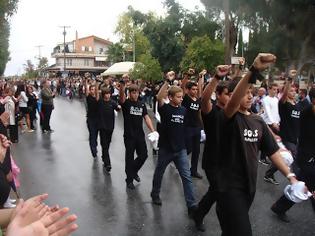 Φωτογραφία για Με μαύρα μαντήλια η μαθητική παρέλαση στην Ιερισσό