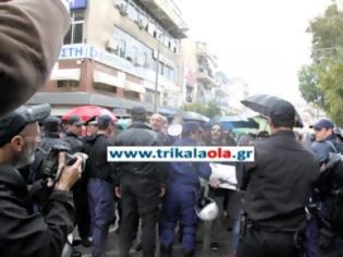 Φωτογραφία για Τρίκαλα: Σύρραξη με τις αστυνομικές δυνάμεις στο τέλος της παρέλασης [Video]