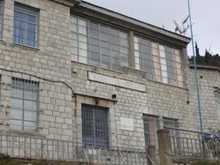 Φωτογραφία για Θλίψη και οργή – Κουρελιασμένη η Ελληνική σημαία στο ερειπωμένο σχολείο της Δημητσάνας, ανήμερα της 28ης Οκτωβρίου