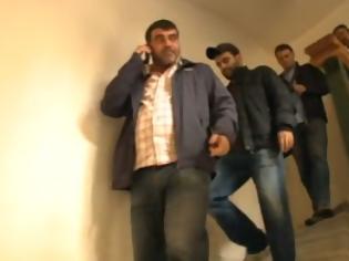 Φωτογραφία για To video την ώρα της σύλληψης του Κώστα Βαξεβάνη στο σπίτι του στη Δροσιά