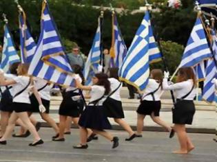 Φωτογραφία για Αυτή είναι αλήθεια για την ξυπόλητη μαθήτρια..Τα φερέφωνα της αριστεράς βιάστηκαν να μετατρέψουν σε σύμβολο διαμαρτυρίας μια σπασμένη γόβα!!!