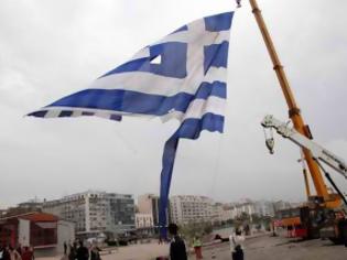 Φωτογραφία για Ο αέρας έσκισε την τεράστια ελληνική σημαία στη Θεσσαλονίκη