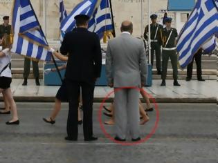 Φωτογραφία για Η ξυπόλητη σημαιοφορος ανάγκασε το Υπουργείο Παιδείας να βγάλει ανακοίνωση