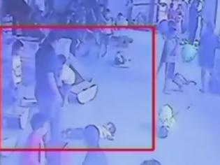Φωτογραφία για Σοκ: Κινέζα δασκάλα κακοποιεί 4χρονο παιδί μπροστά στην κάμερα