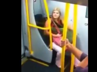 Φωτογραφία για Γυναίκα σε αμόκ χτυπά και φτύνει επιβάτες τρένου! Βίντεο
