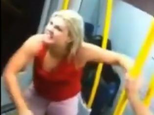 Φωτογραφία για Την πέταξαν με τις κλωτσιές από το μετρό - Απίστευτο βίντεο!