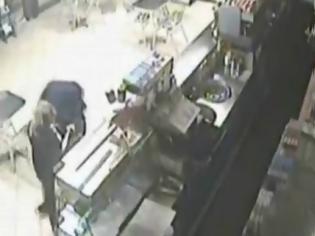 Φωτογραφία για Απίστευτο βίντεο: Γυναίκα έπιασε τον ληστή και τον έσπασε στο ξύλο