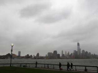 Φωτογραφία για Ο τρομακτικός τυφώνας Sandy ζυγώνει στη Νέα Υόρκη - Πόλη φάντασμα το κέντρο της παγκόσμιας οικονομίας - Ζωντανή εικόνα