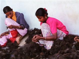 Φωτογραφία για Πάμπτωχες γυναίκες πουλούν τα μαλλιά τους για... «εξτένσιον»,