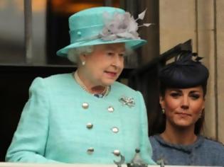 Φωτογραφία για Η βασίλισσα Ελισάβετ και η Kate Middleton στην χειμερινή συλλογή της Essie!